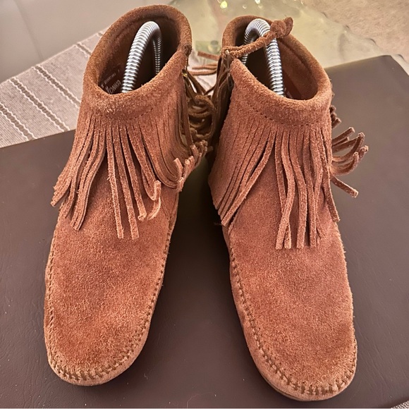 Minnetonka Cognac Brown Suede Fringe Side Zip Ankle Bootie Moccasins | Size 6.5 - Picture 1 of 8